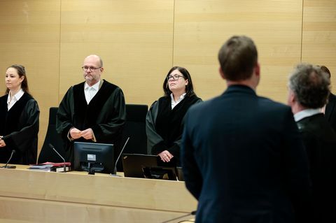 Ein Richter (vorn) trieb es vor allem während seiner Arbeitszeit zu weit ‒ und wurde dafür nun von einem Kollegen verurteilt. Fo