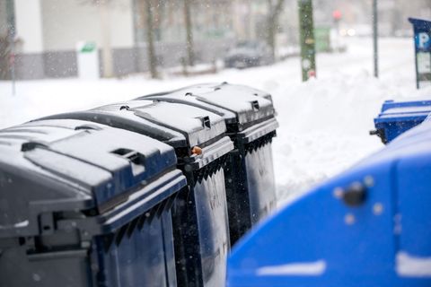 Wegen verschneiter Straßen bleiben teilweise die Mülltonnen länger stehen. (Archivbild) Foto: Jonas Walzberg/dpa