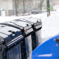 Wegen verschneiter Straßen bleiben teilweise die Mülltonnen länger stehen. (Archivbild) Foto: Jonas Walzberg/dpa
