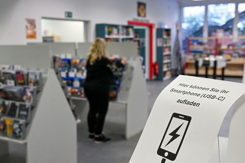 Tee und Lademöglichkeiten für das Handy in der Bibliothek. Im Südwesten von Berlin sind Zehntausende seit Tagen ohne Strom. Foto