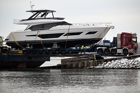 Nur ein paar Meter noch, dann ist das Ufer erreicht. Hier ein Foto vom Bootstyp Ferretti FY 720, was bis zu 4,6 Millionen Euro k