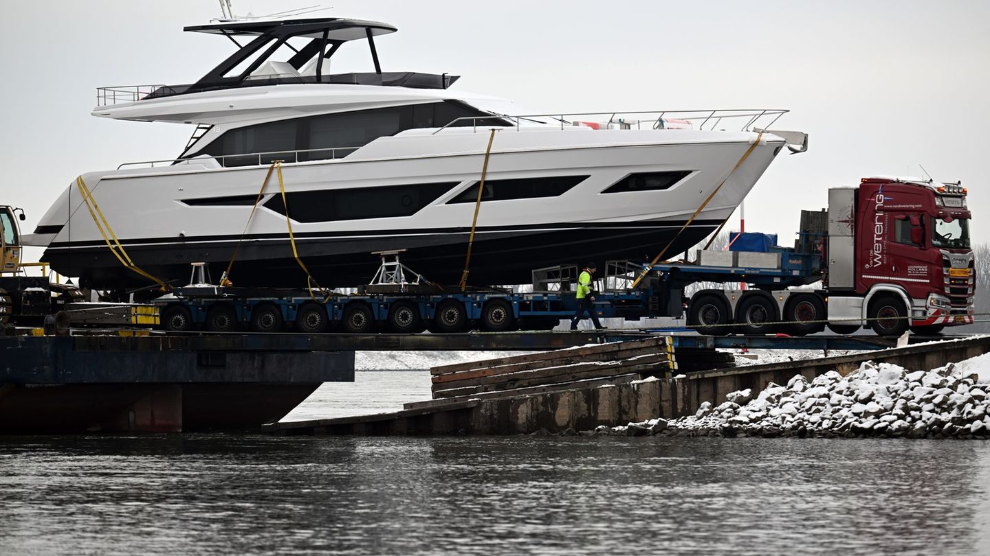 Nur ein paar Meter noch, dann ist das Ufer erreicht. Hier ein Foto vom Bootstyp Ferretti FY 720, was bis zu 4,6 Millionen Euro k