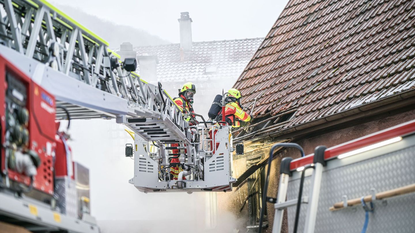Feuerwehrkräfte bekämpfen den Brand in einem Mehrfamilienhaus. Mehrere Personen wurden verletzt. Foto: Simon Zeiher/onw-images/d