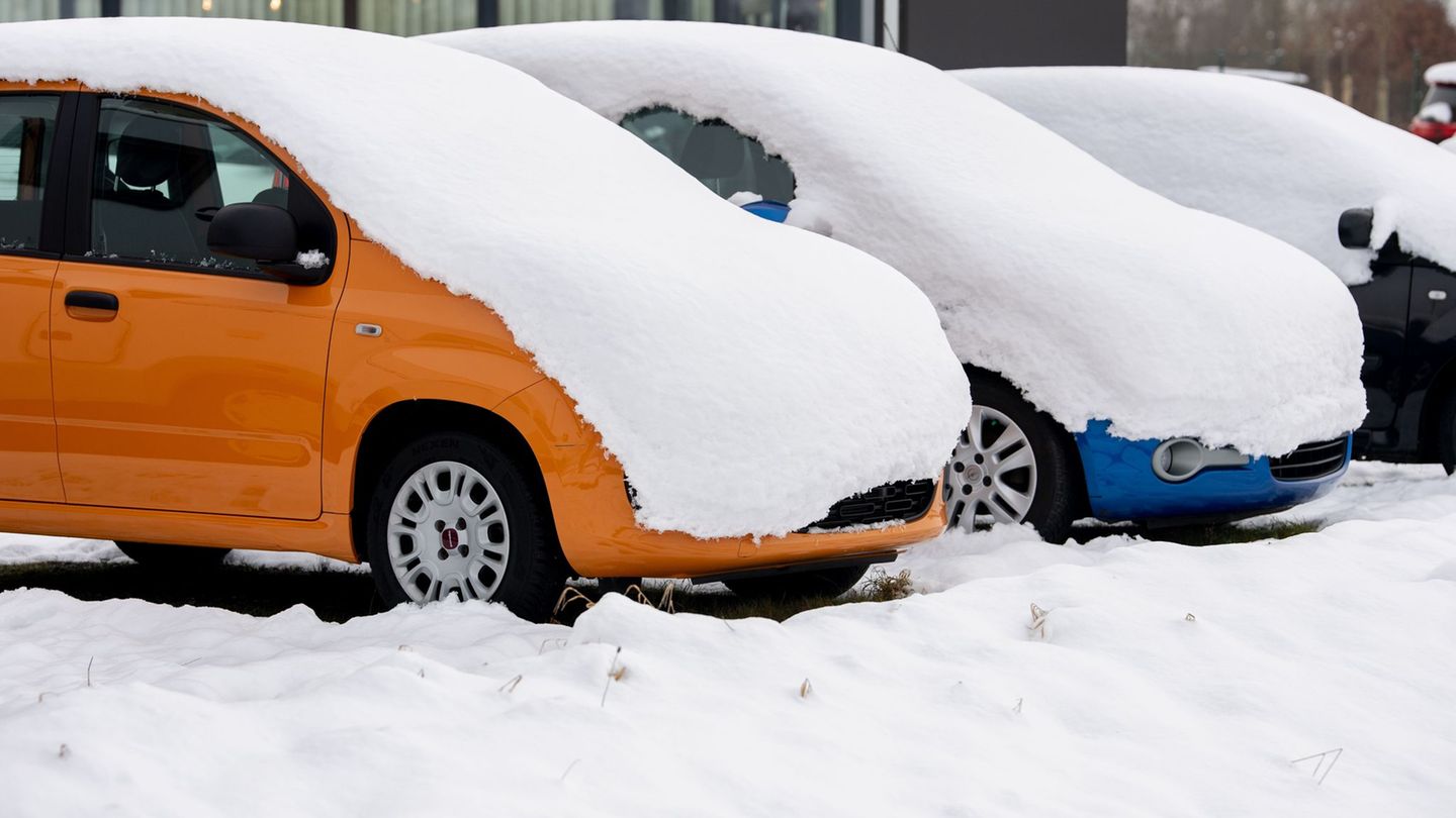 Parkende Autos verschwanden unter einer dicken Schneedecke. Foto: Hauke-Christian Dittrich/dpa