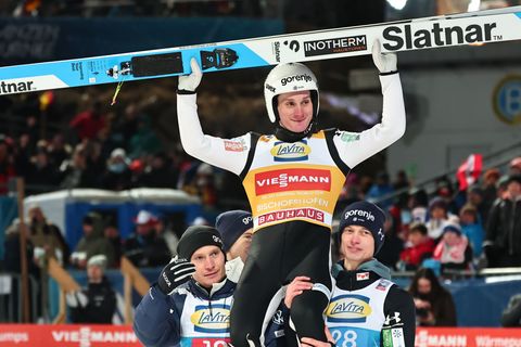 Domen Prevc wird von seinen Teamkollegen gefeiert. Foto: Daniel Karmann/dpa