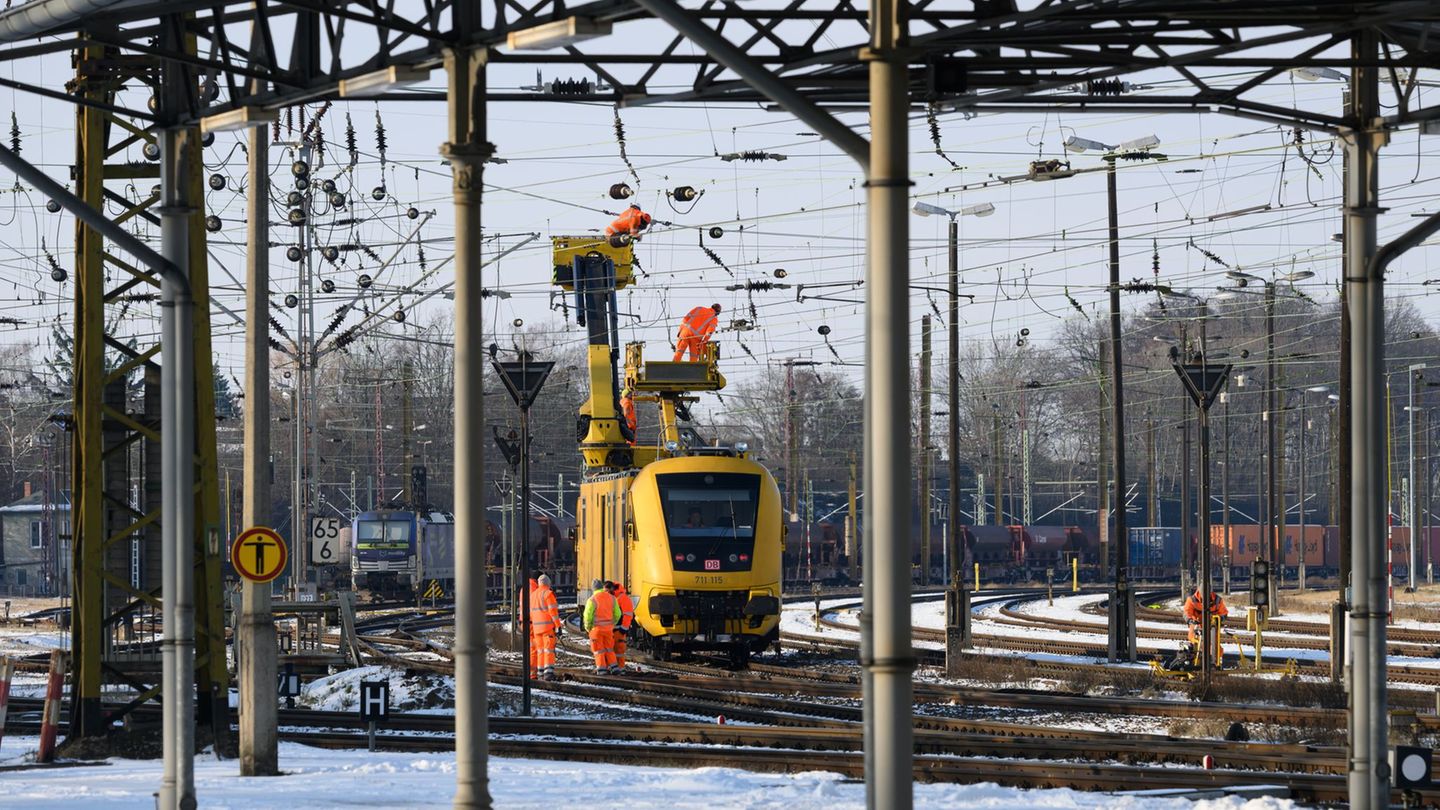 Eine beschädigte Oberleitung am Bahnhof Riesa sorgte für massive Einschränkungen im Zugverkehr zwischen Dresden und Leipzig. Fot