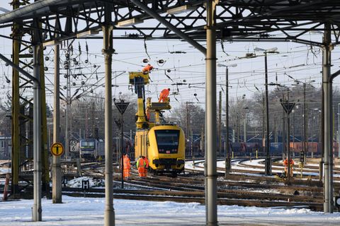 Eine beschädigte Oberleitung am Bahnhof Riesa sorgte für massive Einschränkungen im Zugverkehr zwischen Dresden und Leipzig. Fot