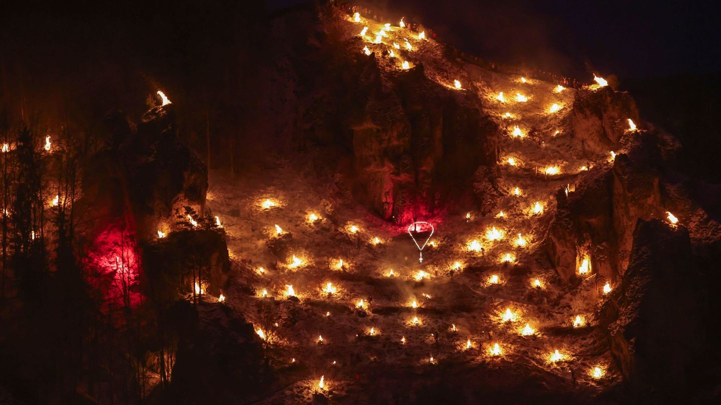 Rund 1.000 Bergfeuer werden in Pottenstein entzündet. Foto: Daniel Löb/dpa
