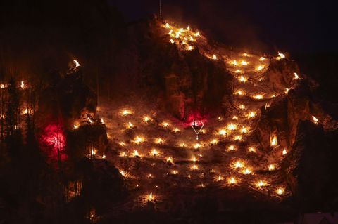 Rund 1.000 Bergfeuer werden in Pottenstein entzündet. Foto: Daniel Löb/dpa