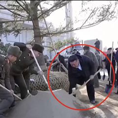 Kim Jong-Un zeigt dubiose Propaganda-Show vor Ehrenmal für Ukraine-Gefallene