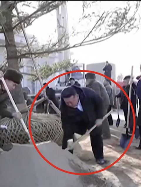 Kim Jong-Un zeigt dubiose Propaganda-Show vor Ehrenmal für Ukraine-Gefallene