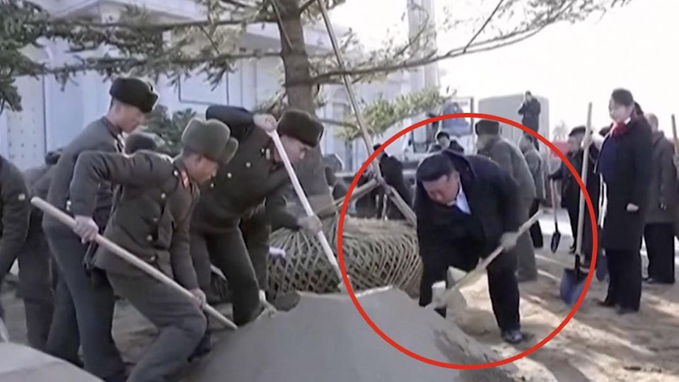 Kim Jong-Un zeigt dubiose Propaganda-Show vor Ehrenmal für Ukraine-Gefallene