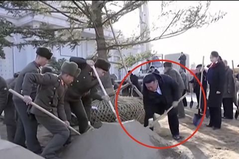 Kim Jong-Un zeigt dubiose Propaganda-Show vor Ehrenmal für Ukraine-Gefallene