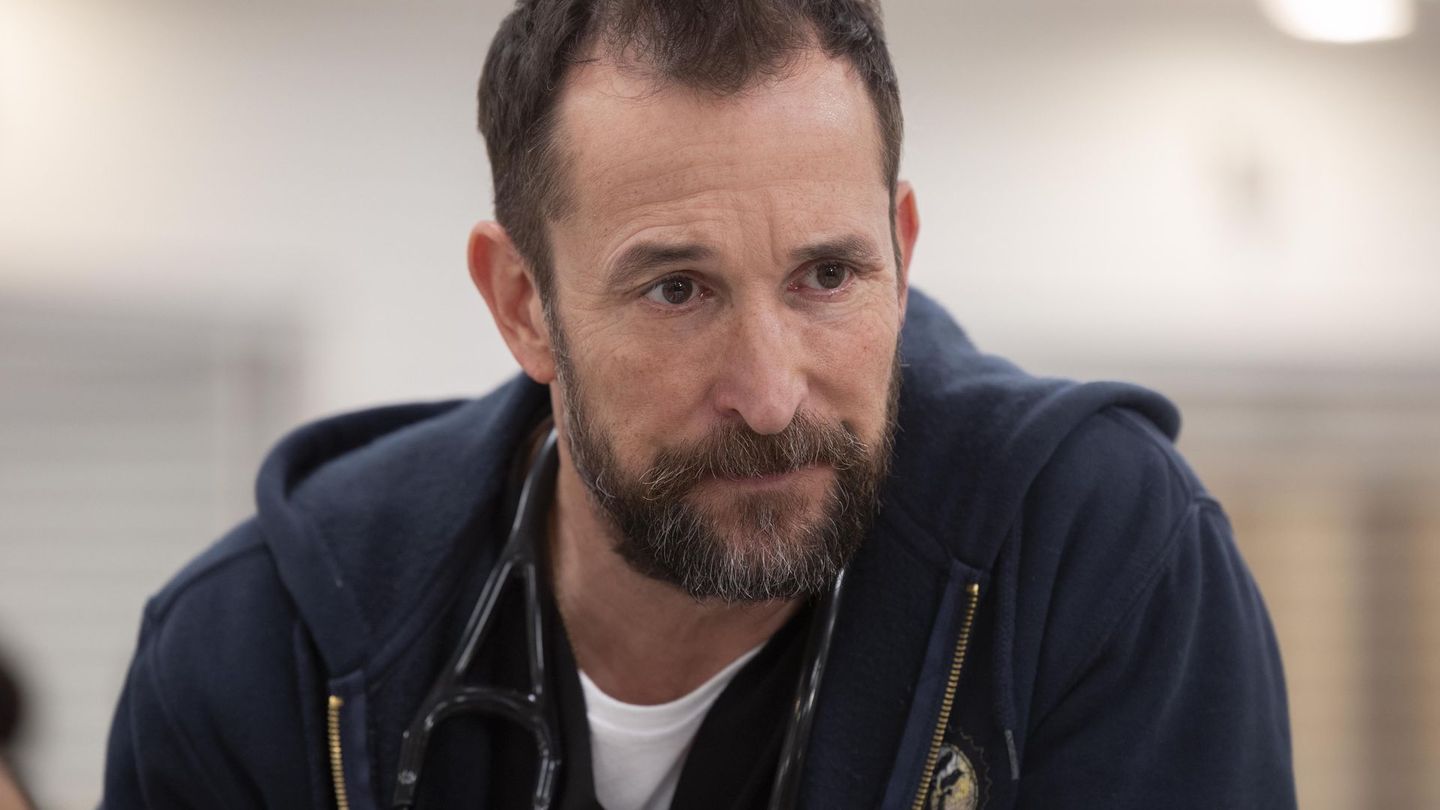 Der junge Dr. Carter aus "Emergency Room" ist ein bisschen in die Jahre gekommen. Für "The Pitt", das endlich auch in Deutschland beim neuen Streamer HBO Max startet, gewann Schauspieler Noah Wyle als Notaufnahmen-Chef Dr. "Robby" Robinavitch den Emmy als "Bester Hauptdarsteller". Auch der Preis als "Beste Dramaserie" ginge an "The Pitt".