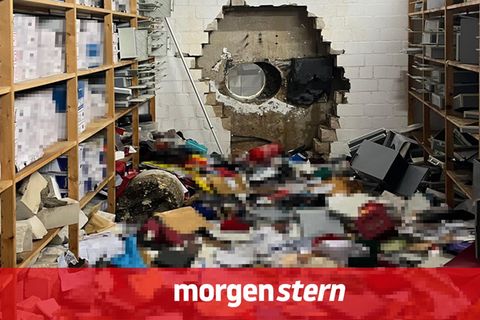 Ein Foto zeigt den aufgebohrten Tresorraum der Sparkasse Gelsenkirchen. In Berlin scheiterte ein Automaten-Einbruch