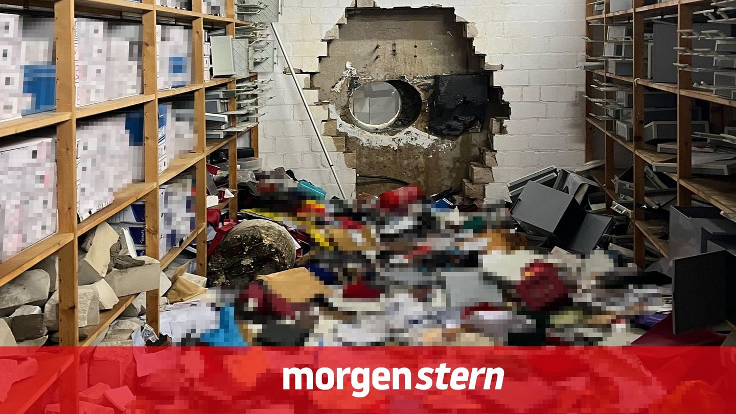 Ein Foto zeigt den aufgebohrten Tresorraum der Sparkasse Gelsenkirchen. In Berlin scheiterte ein Automaten-Einbruch