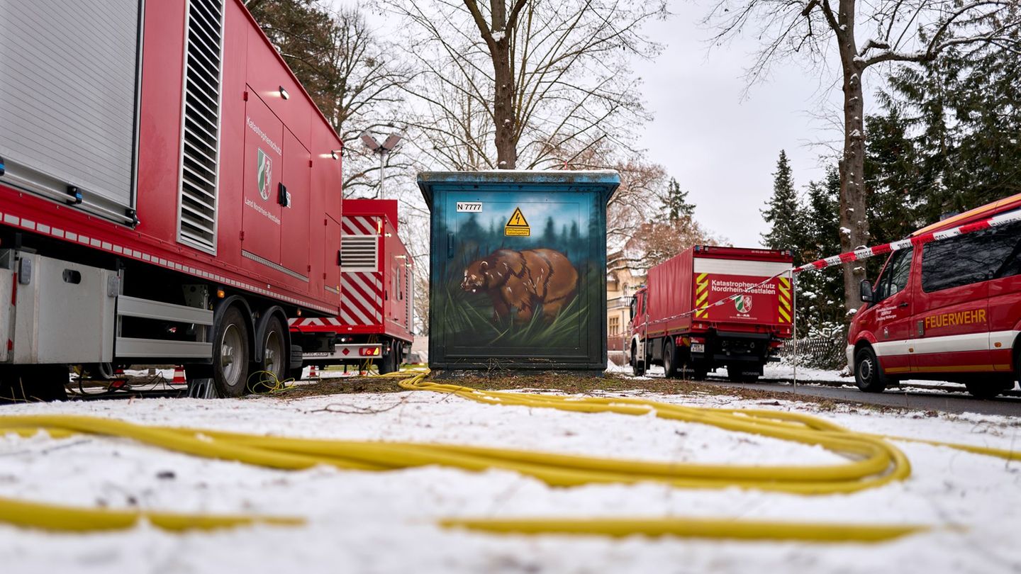 Hilfe kommt nach dem Stromausfall im Südwesten Berlins auch aus anderen Bundesländern. Foto: Michael Ukas/dpa