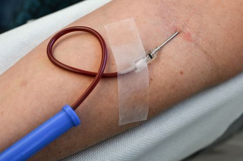 In Berlin und Brandenburg werden laut DRK jeden Werktag zwischen 600 und 800 Blutspenden benötigt. (Archivbild) Foto: Jens Kalae