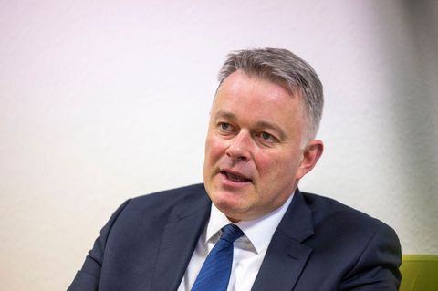 "Wir stellen die ersten Förderlotsen ein, um überhaupt noch durchzublicken", sagt Schnieder. Foto: Helmut Fricke/dpa