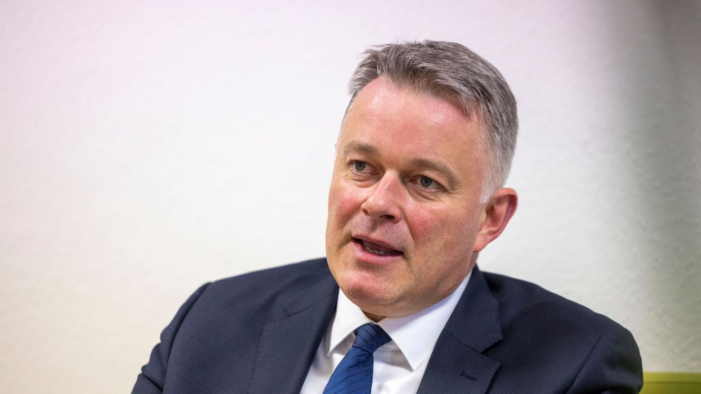 "Wir stellen die ersten Förderlotsen ein, um überhaupt noch durchzublicken", sagt Schnieder. Foto: Helmut Fricke/dpa