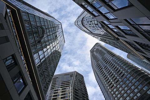 Das Quartier "Four" heißt so, weil hier vier Türme gebaut wurden. Foto: Michael Brandt/dpa