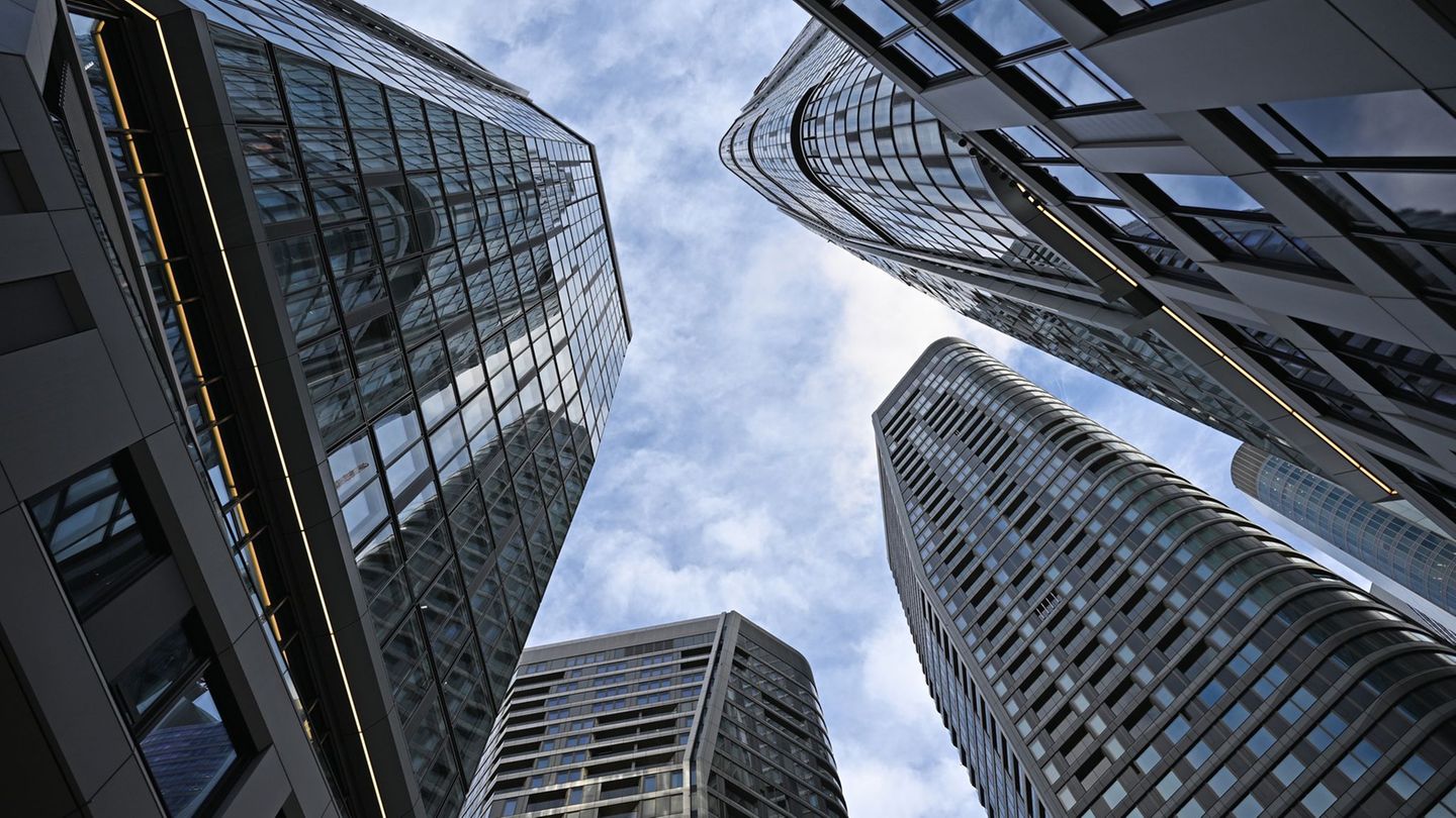 Das Quartier "Four" heißt so, weil hier vier Türme gebaut wurden. Foto: Michael Brandt/dpa