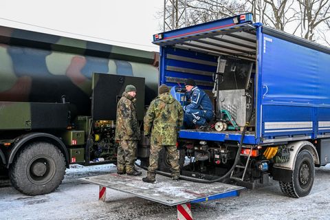 Die Bundeswehr unterstützt das Technische Hilfswerk bei der Betankung mit Diesel, der für Notstromaggregate benötigt wird. Foto: