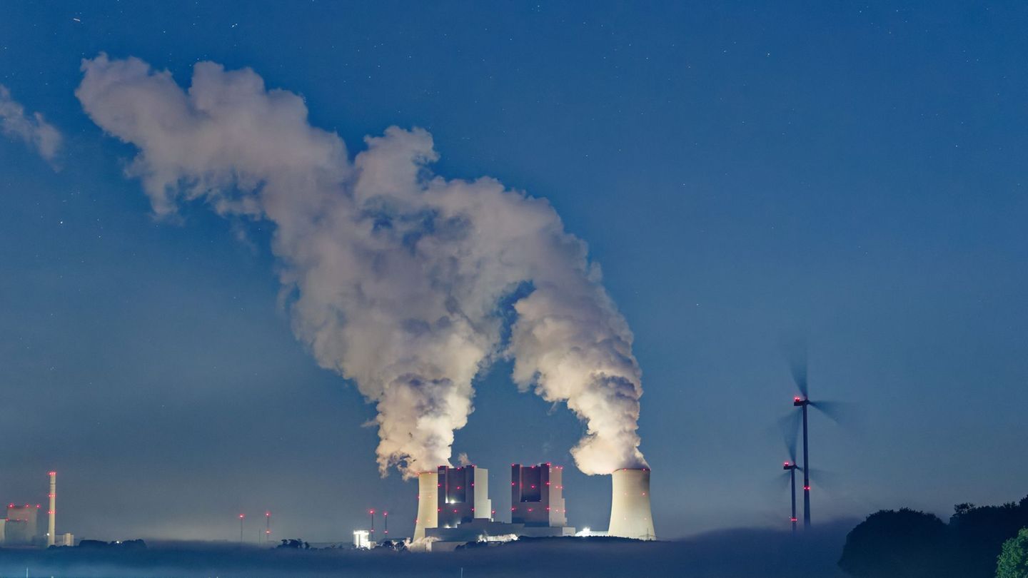 Kondensierter Wasserdampf steigt von den Kühltürmen des Braunkohlekraftwerkes Neurath auf. Das Kraftwerk stößt große Mengen Kohl