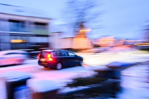 Auf vielen Straßen in Niedersachsen ist wegen Glätte Vorsicht geboten. Foto: Julian Stratenschulte/dpa