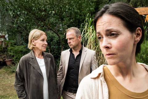 "Marie Brand und die verlorenen Kinder": Marie Brand (Mariele Millowitsch, l.) und Jürgen Simmel (Hinnerk Schönemann, M.) befr