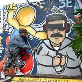 Miami, USA. Ein Wandgemälde des Künstlers Pedro Martinez zeigt den venezolanischen Präsidenten Nicolás Maduro als Gefangenen. Der Politiker wurde vor fünf Tagen in die USA verschleppt, wo er sich unter anderem wegen "Drogenterrorismus" verantworten muss. Er selbst bezeichnet sich als unschuldigen "Kriegsgefangenen". Weltweit gab es an der US-Aktion Kritik. Wie das Bild in Miami zu interpretieren ist, das entscheidet aber wohl jeder Betrachter für sich