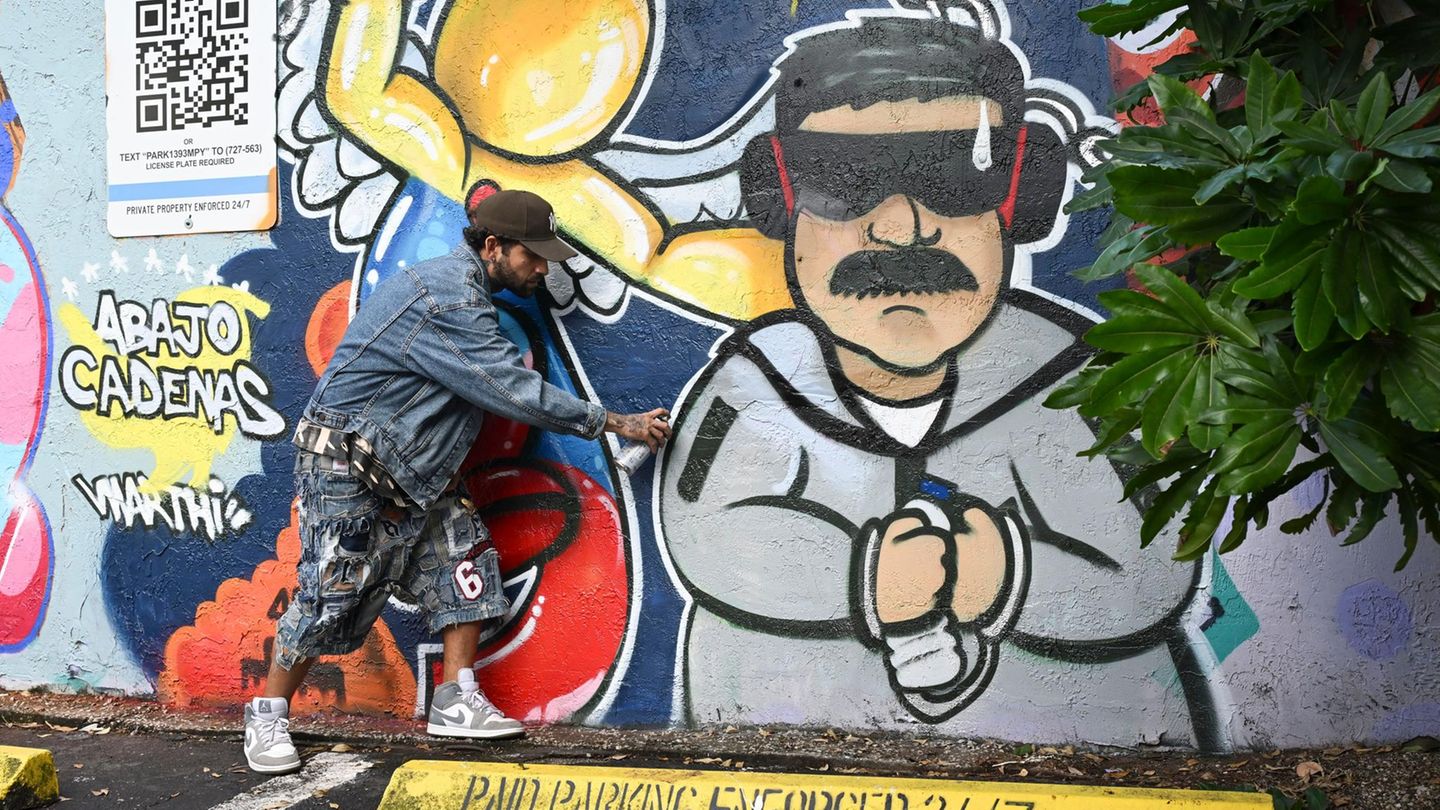 Miami, USA. Ein Wandgemälde des Künstlers Pedro Martinez zeigt den venezolanischen Präsidenten Nicolás Maduro als Gefangenen. Der Politiker wurde vor fünf Tagen in die USA verschleppt, wo er sich unter anderem wegen "Drogenterrorismus" verantworten muss. Er selbst bezeichnet sich als unschuldigen "Kriegsgefangenen". Weltweit gab es an der US-Aktion Kritik. Wie das Bild in Miami zu interpretieren ist, das entscheidet aber wohl jeder Betrachter für sich