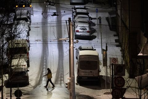 Auf vielen Straßen in Deutschland ist es weiterhin rutschig. Foto: Marijan Murat/dpa