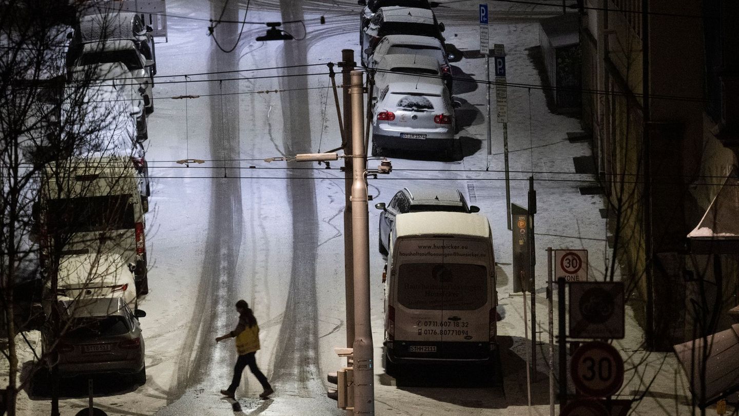 Auf vielen Straßen in Deutschland ist es weiterhin rutschig. Foto: Marijan Murat/dpa