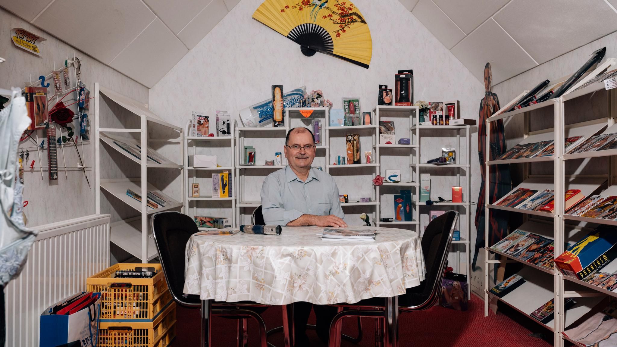 Andreas Weidhaas in seinem Erotikshop in Oettersdorf