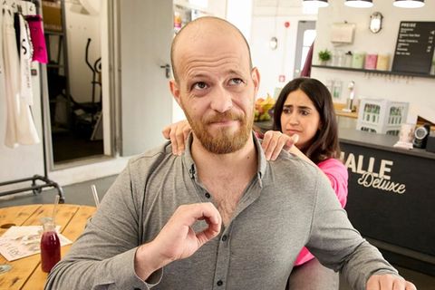 "Unter uns": Esma (h.) glaubt erschrocken, Tobias' Zustand durch ihren Hilfsversuch verschlimmert zu haben.