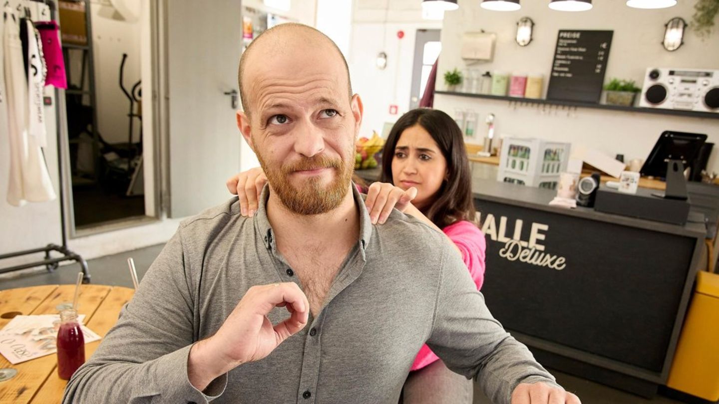 "Unter uns": Esma (h.) glaubt erschrocken, Tobias' Zustand durch ihren Hilfsversuch verschlimmert zu haben.