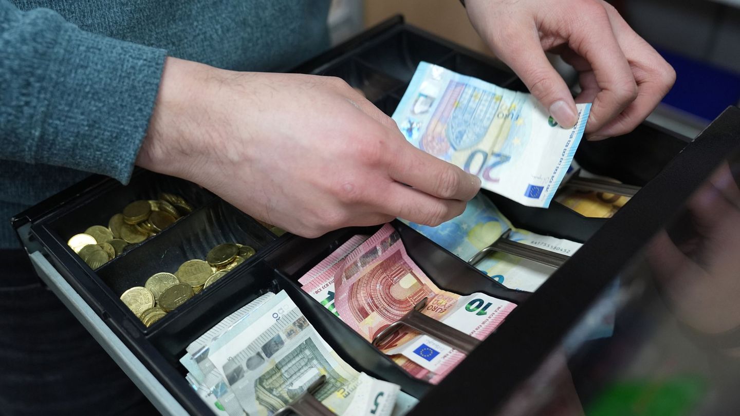 Die Inflation in Bayern ist auf den niedrigsten Wert seit Februar 2021 gefallen. (Symbolbild) Foto: Marcus Brandt/dpa