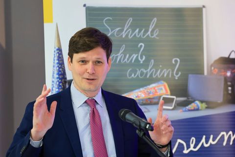 Sachsens Kultusminister Conrad Clemens (CDU) setzt seine vor einem Jahr begonnen Schultour fort. (Archivbild) Foto: Jan Woitas/d
