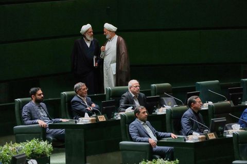 Abgeordnete unterhalten sich in Irans Parlament