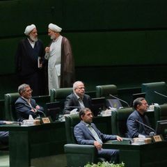 Abgeordnete unterhalten sich in Irans Parlament