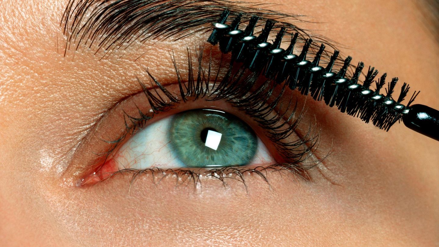 Bei Amazon gibt es den beliebten Maybelline Sky High Mascara im Angebot.