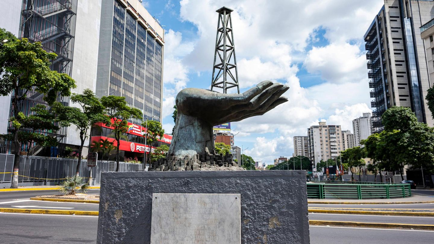 Skulptur vor der Zentrale des venezolanischen Ölunternehmens Petroleos de Venezuela in Caracas