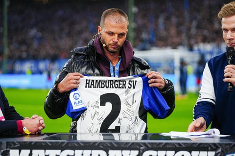 Delani Diekmeier ist die Tochter des ehemaligen Fußballprofis Dennis Diekmeier. Hier hält er im November 2025 ein Trikot mit dem Namen seiner Tochter bei einem Spiel des Hamburger SVs
