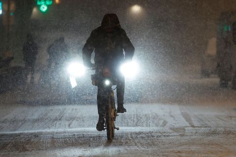Auch in Lille fahren die Busse am Morgen nicht. Foto: Jean-Francois Badias/AP/dpa
