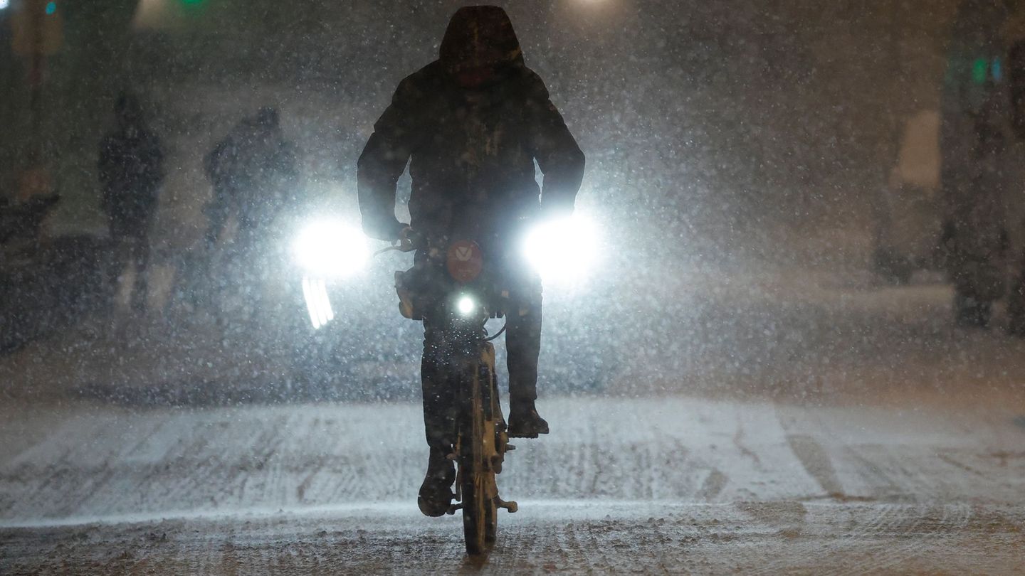 Auch in Lille fahren die Busse am Morgen nicht. Foto: Jean-Francois Badias/AP/dpa