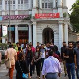 Menschen im Geschäftsviertel von Neu Delhi