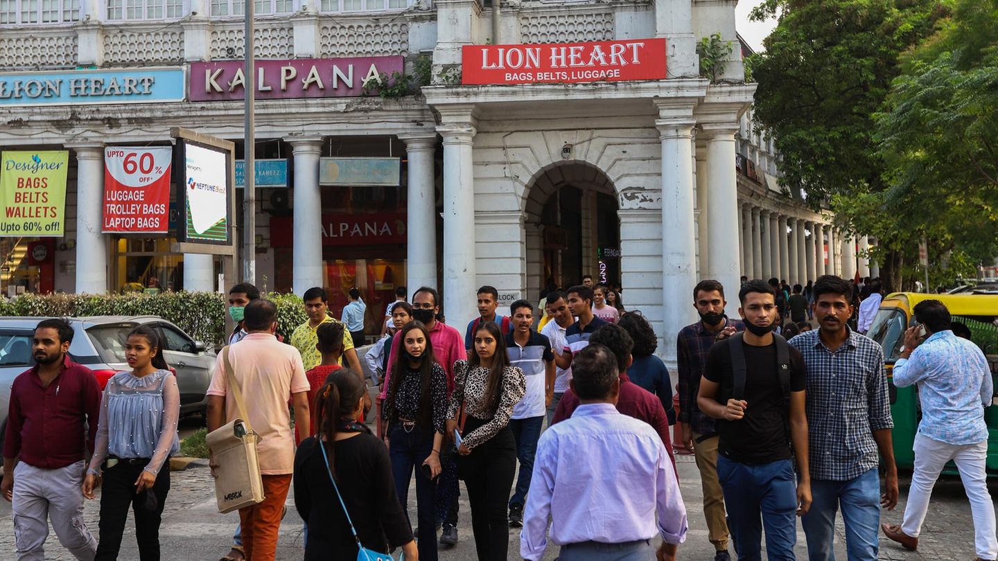 Menschen im Geschäftsviertel von Neu Delhi