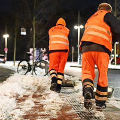 Arbeiter räumen den Schnee mit Schaufeln weg. Foto: Shireen Broszies/dpa