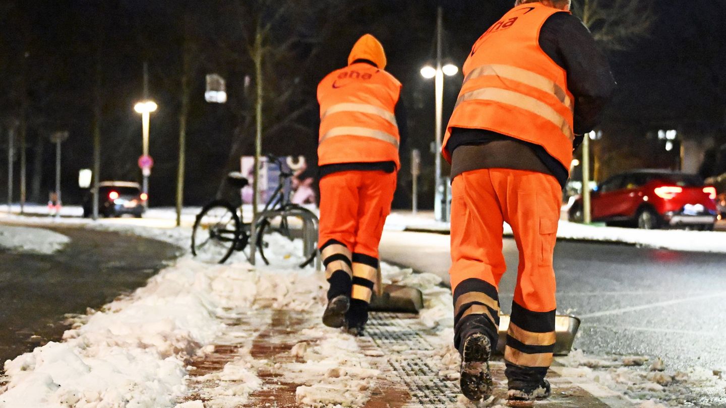 Arbeiter räumen den Schnee mit Schaufeln weg. Foto: Shireen Broszies/dpa